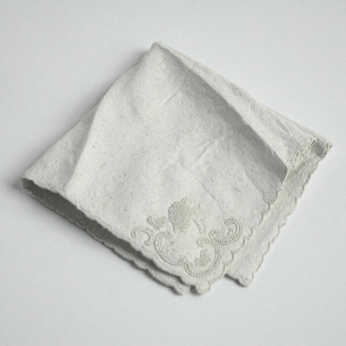 Japanese Artist Makes Ceramic Sculptures That Look Like They're Made Of Fabric