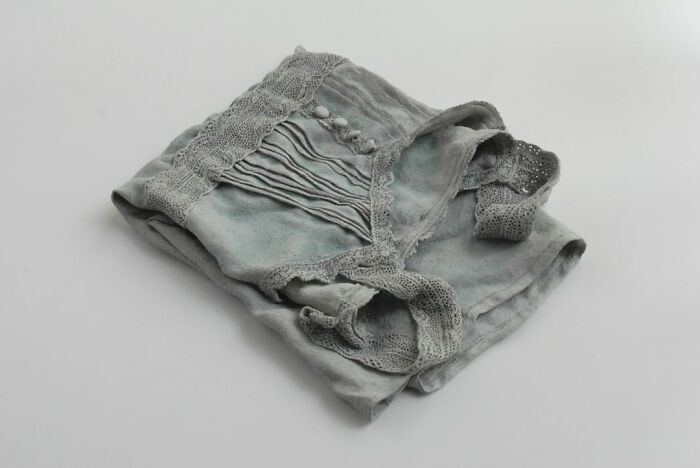 Japanese Artist Makes Ceramic Sculptures That Look Like They're Made Of Fabric