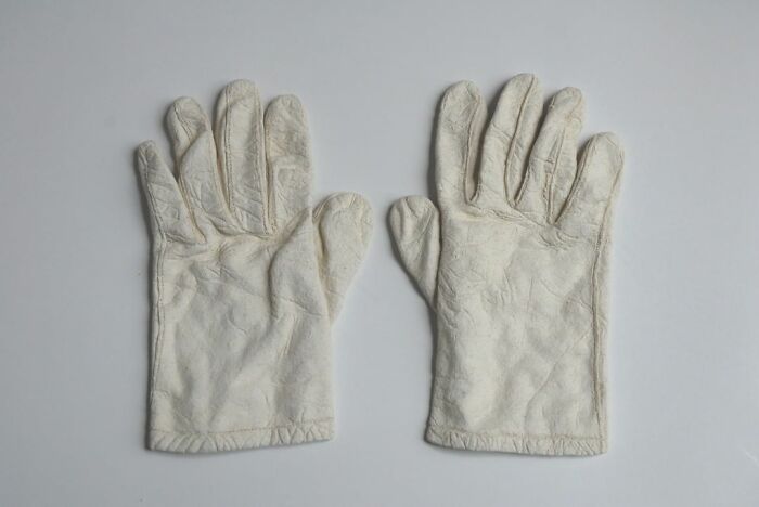 Japanese Artist Makes Ceramic Sculptures That Look Like They're Made Of Fabric