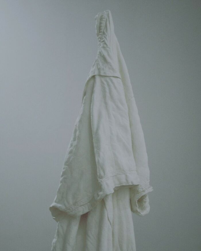 Japanese Artist Makes Ceramic Sculptures That Look Like They're Made Of Fabric