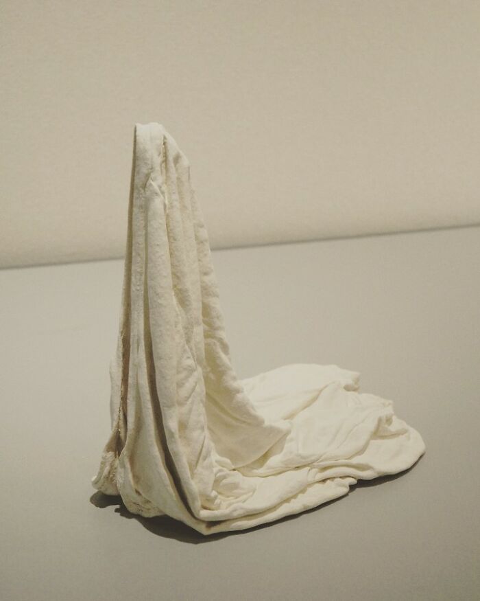 Japanese Artist Makes Ceramic Sculptures That Look Like They're Made Of Fabric