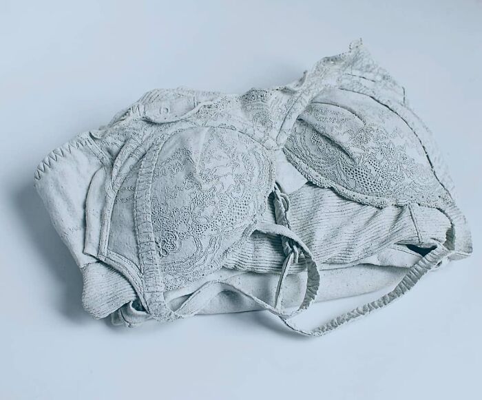 Japanese Artist Makes Ceramic Sculptures That Look Like They're Made Of Fabric