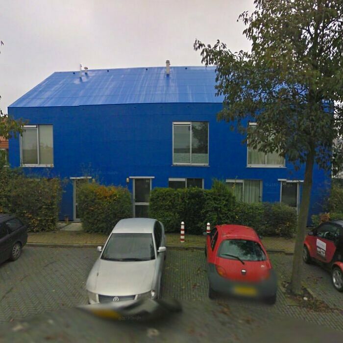 When Your House Just Doesn't Give A S**t About Its Surroundings