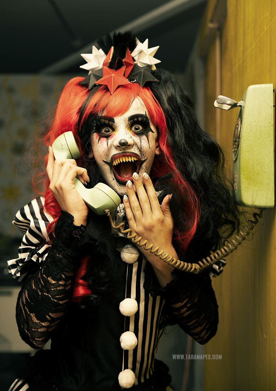 I Photographed Creepy Clowns In A Haunted House And The Results Are Terrifying