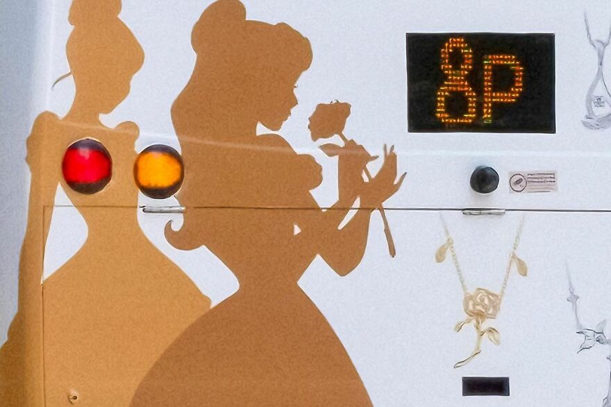 Photographer Goes Out On The Streets Of Hong Kong Capturing Everyday Coincidences