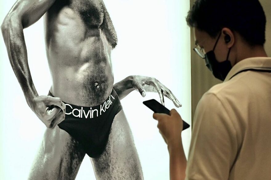 Photographer Goes Out On The Streets Of Hong Kong Capturing Everyday Coincidences