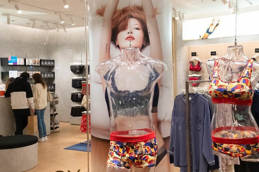 Photographer Goes Out On The Streets Of Hong Kong Capturing Everyday Coincidences