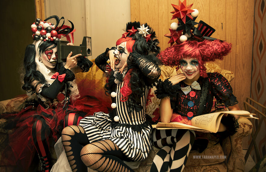 I Photographed Creepy Clowns In A Haunted House And The Results Are Terrifying