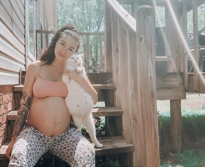 Pregnant Woman And Cat Give Birth At The Same Time After She Found The Pregnant Cat And Fostered Her