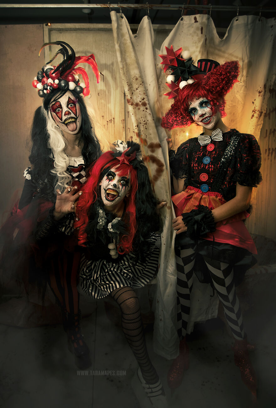 I Photographed Creepy Clowns In A Haunted House And The Results Are Terrifying