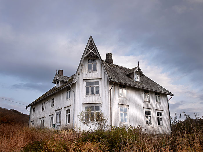 I Photographed This Eerie Abandoned Mansion In Norway