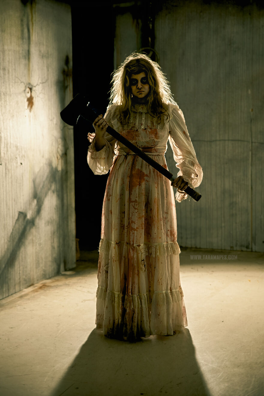 I Photographed Creepy Clowns In A Haunted House And The Results Are Terrifying