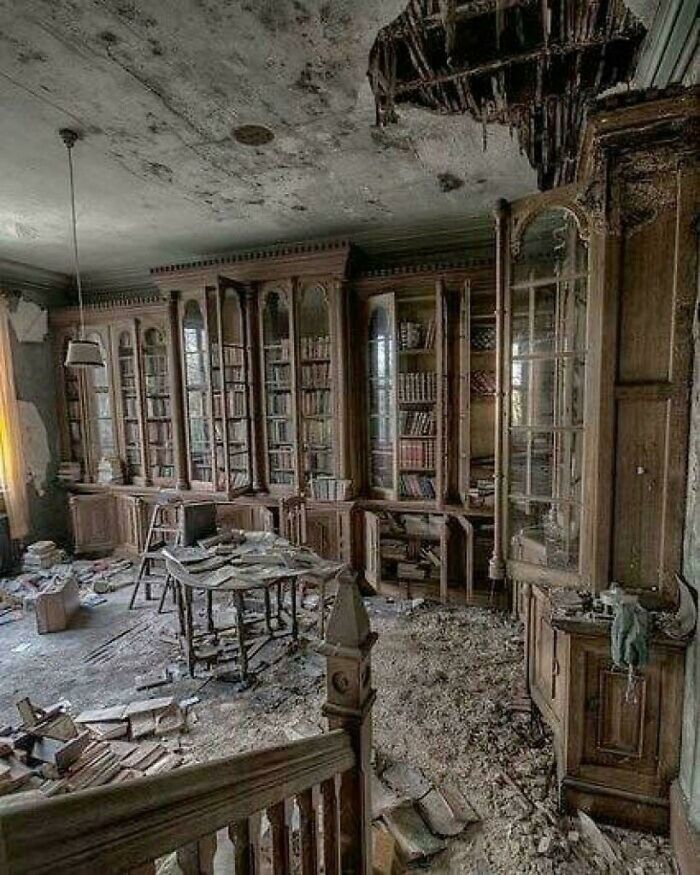 Una biblioteca dentro de una mansión victoriana abandonada del siglo XIX. ¿Quién quiere explorar?