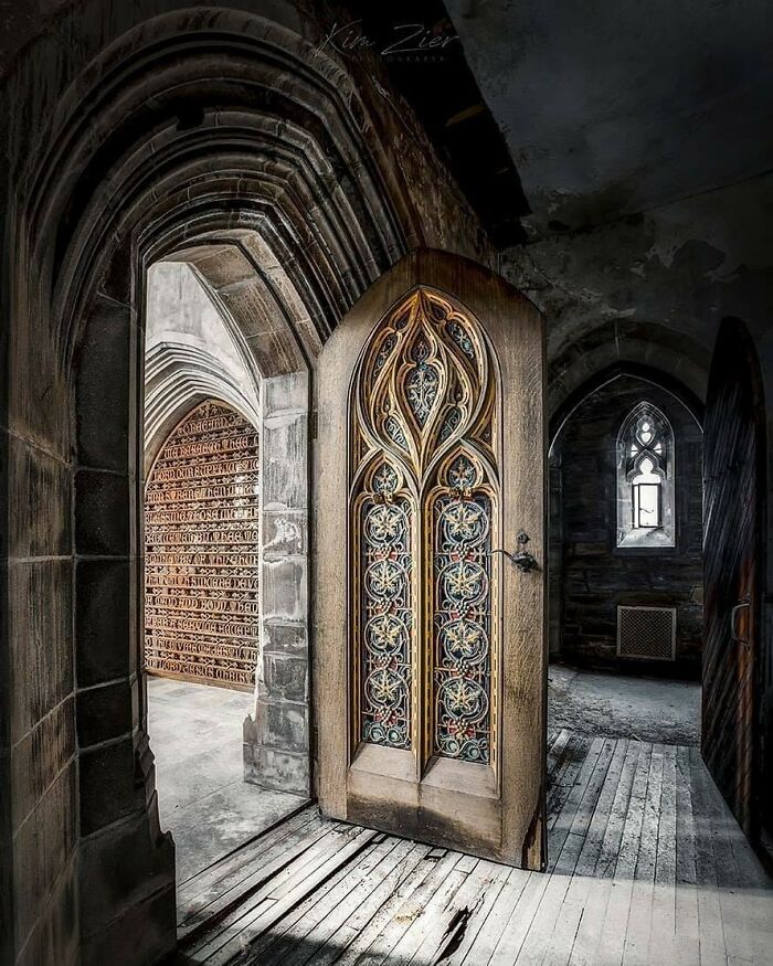 Una llave muy pequeña abrirá una puerta muy pesada. Charles Dickens