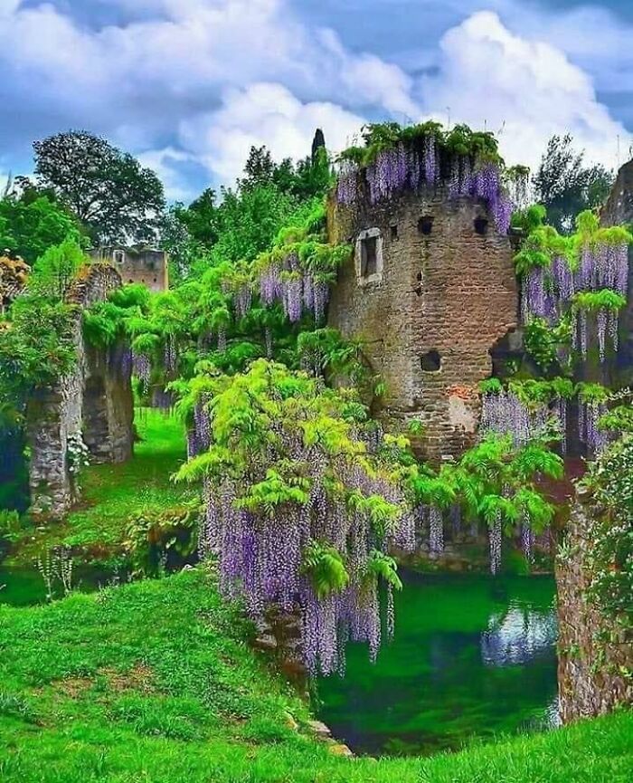 El jardín de Ninfa es un jardín paisajístico en el territorio de Cisterna Di Latina, en la provincia de Latina, Italia central