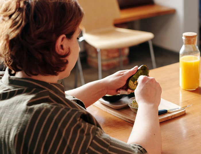 Guy Asks His Girlfriend Not To Eat So Much At His Grandma's House, Asks If He's In The Wrong After She Yells At Him