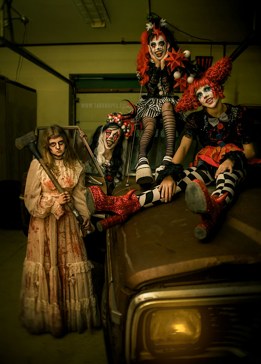 I Photographed Creepy Clowns In A Haunted House And The Results Are Terrifying