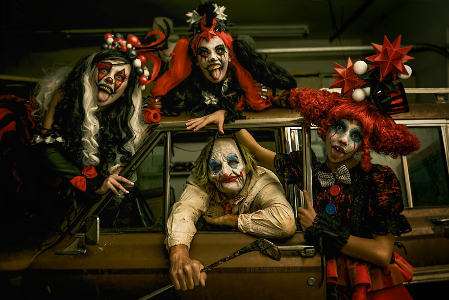 I Photographed Creepy Clowns In A Haunted House And The Results Are Terrifying