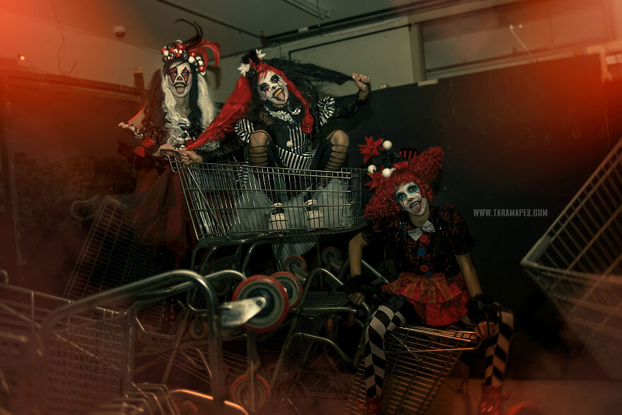 I Photographed Creepy Clowns In A Haunted House And The Results Are Terrifying