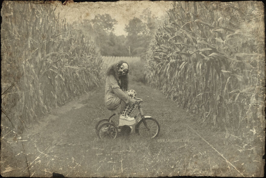 I Photographed Creepy Clowns In A Cornfield Because I Love Vintage Horror Halloween Images