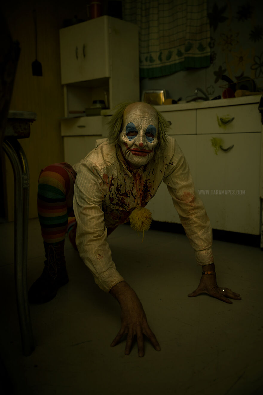 I Photographed Creepy Clowns In A Haunted House And The Results Are Terrifying