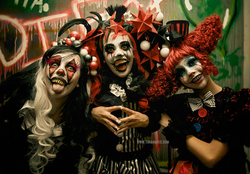 I Photographed Creepy Clowns In A Haunted House And The Results Are Terrifying