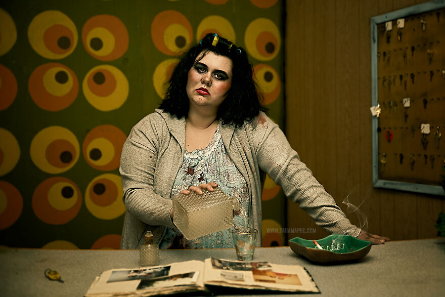 I Photographed Creepy Clowns In A Haunted House And The Results Are Terrifying