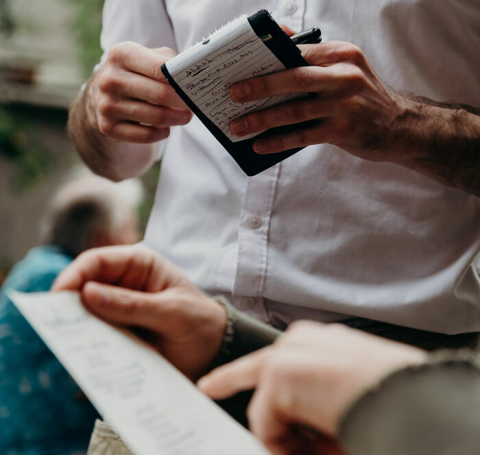'Celebrity' Acts Like A Jerk At A Restaurant And Refuses To Pay The Bill 'Cause She's Famous, They Call The Police