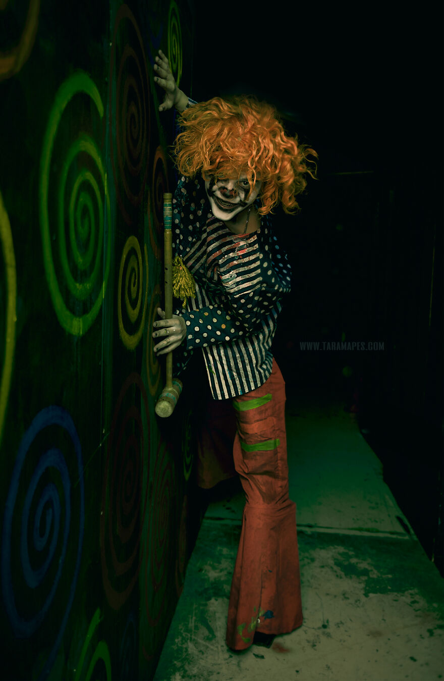 I Photographed Creepy Clowns In A Haunted House And The Results Are Terrifying