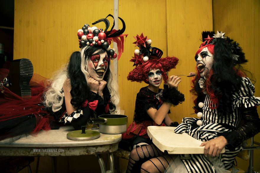 I Photographed Creepy Clowns In A Haunted House And The Results Are Terrifying