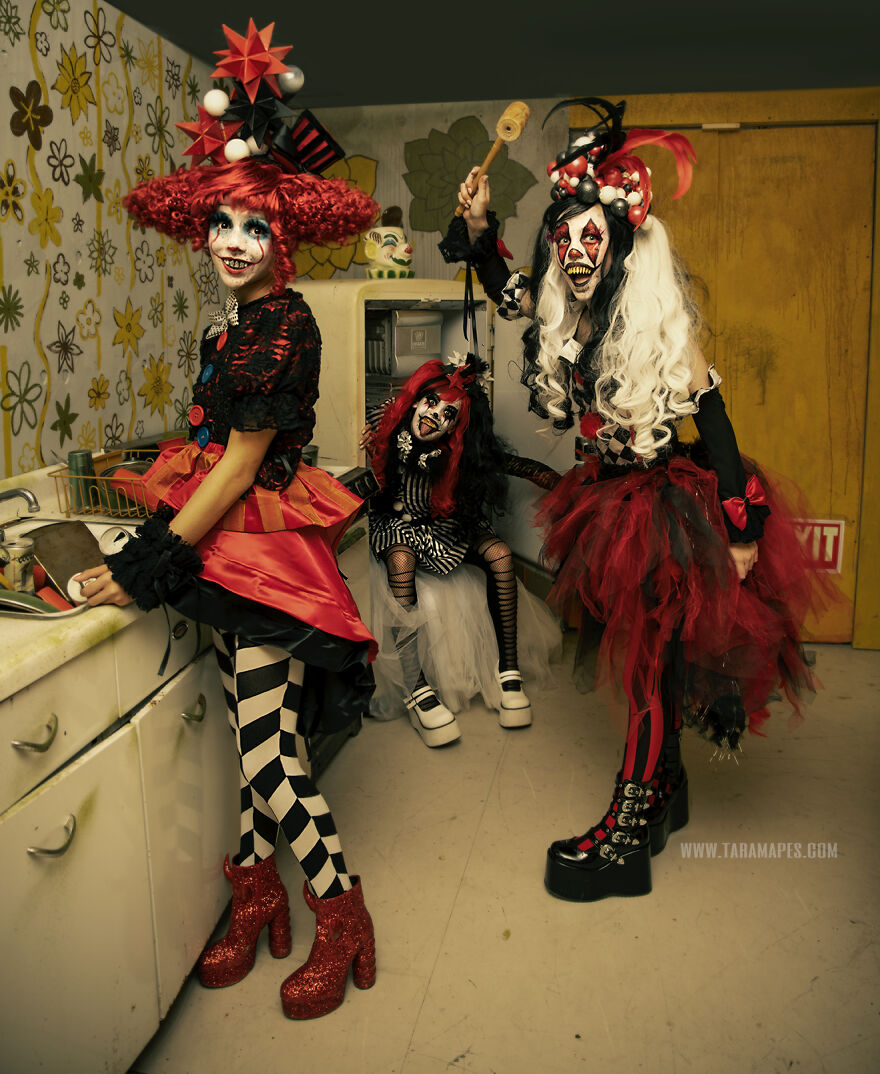 I Photographed Creepy Clowns In A Haunted House And The Results Are Terrifying