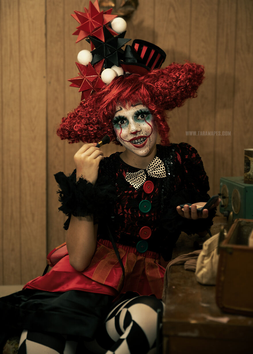 I Photographed Creepy Clowns In A Haunted House And The Results Are Terrifying