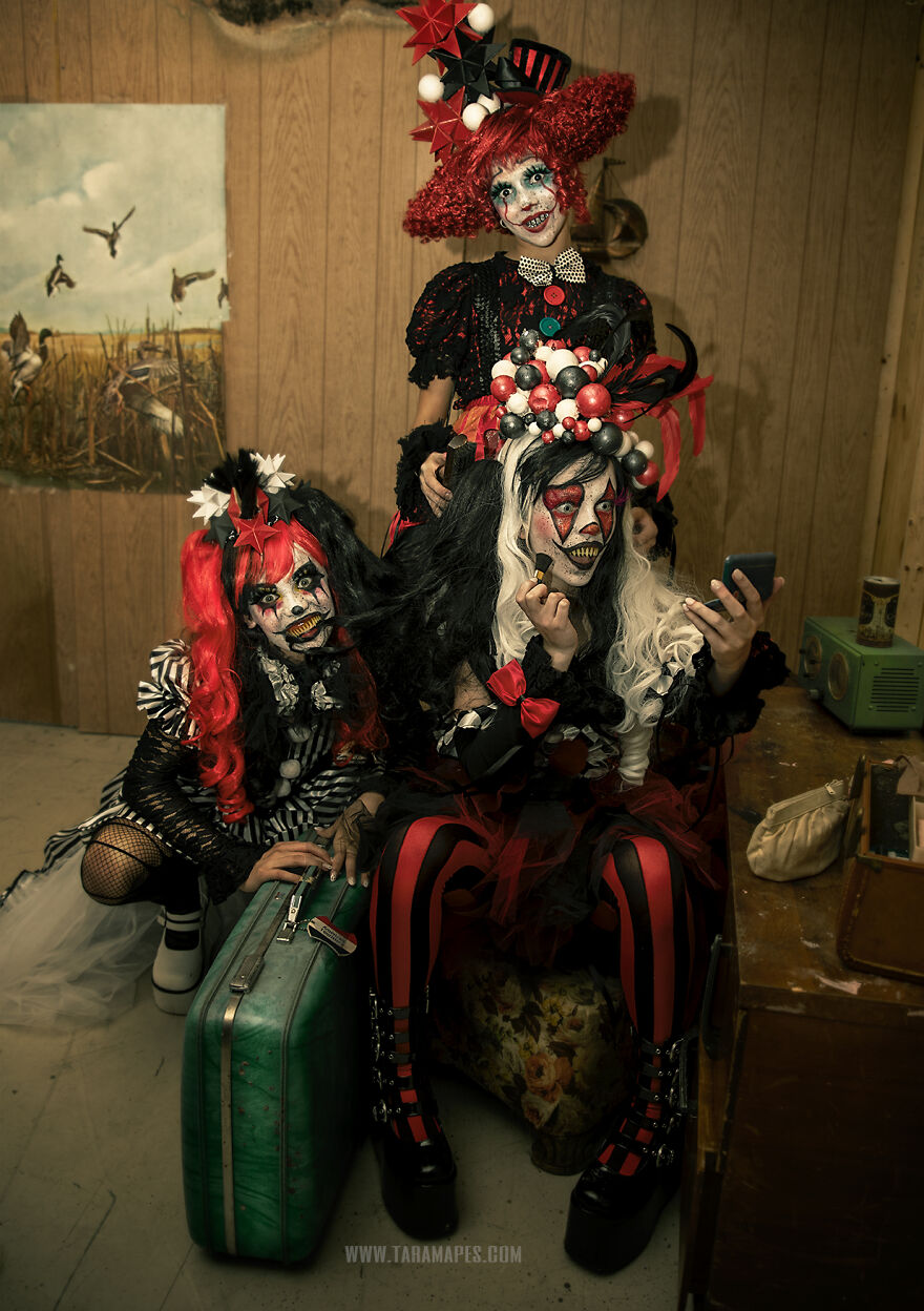 I Photographed Creepy Clowns In A Haunted House And The Results Are Terrifying