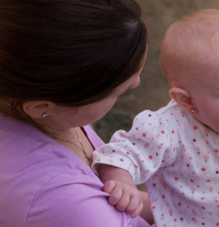 La suegra de esta mujer perforó las orejas de su bebé de 3 meses a sus espaldas, lo que desató un drama familiar