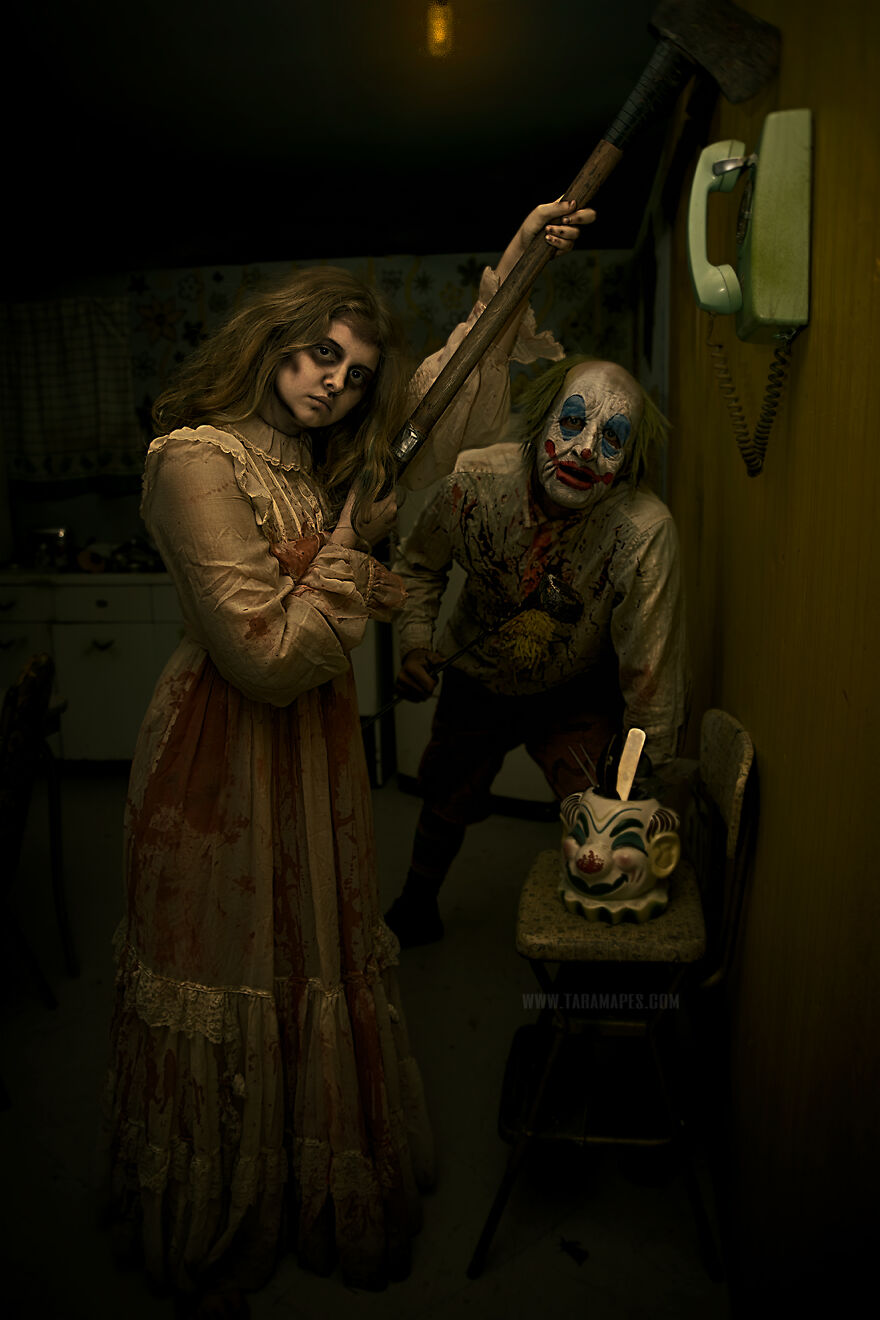 I Photographed Creepy Clowns In A Haunted House And The Results Are Terrifying