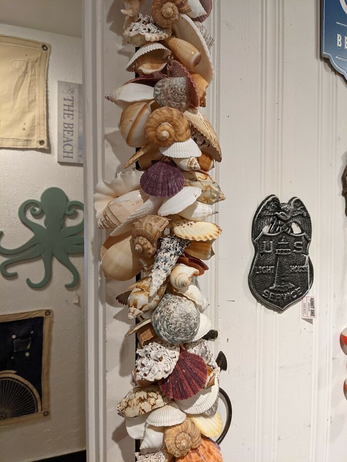 Cerca de 2.4 metros de largo, colgando de un marco de puerta. Varias conchas marinas hermosas atadas a una cuerda central. Los ángulos, las texturas, y lo apretado que están ensartadas nunca permitiría que un plumero pase correctamente. El cordón central es de cáñamo, así que no se puede mojar. Y las pequeñas grietas son imposibles de alcanzar, especialmente en la espiral y las conchas huecas. Hermosa idea, pero el imán de polvo que es me hace querer quemarlo con fuego 