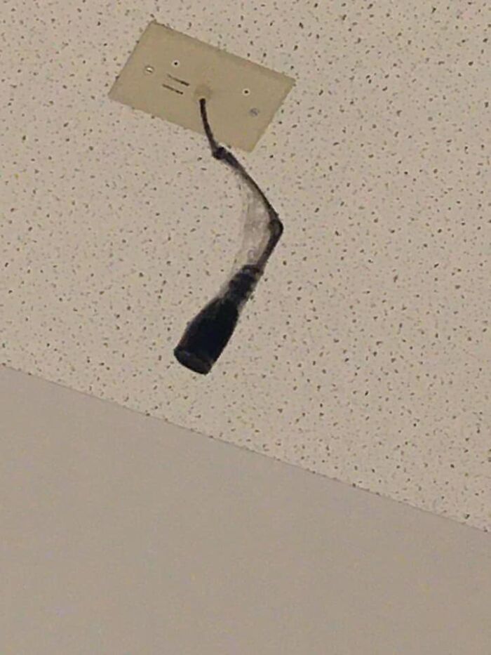 Estos micrófonos de techo en la sala del coro de mi escuela