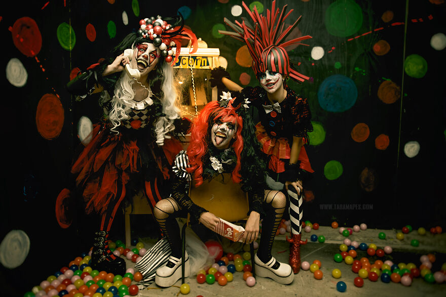 I Photographed Creepy Clowns In A Haunted House And The Results Are Terrifying