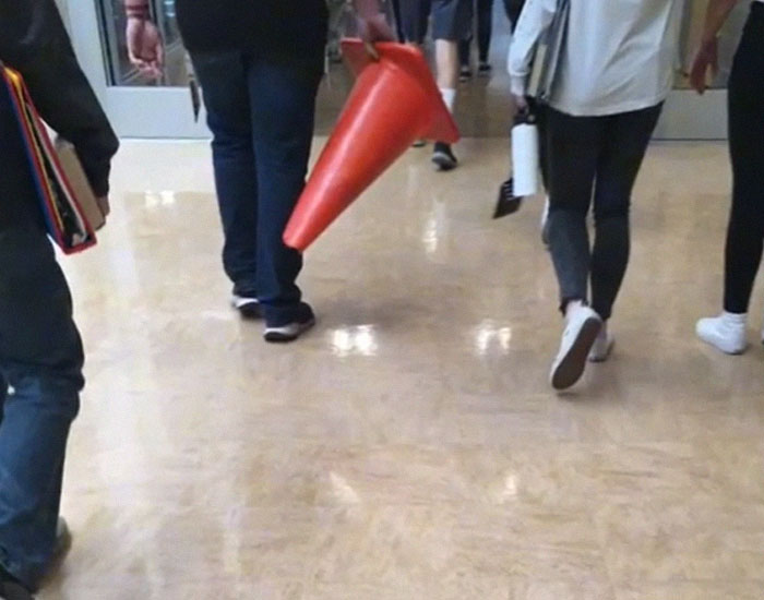 Students Can't Believe The Ridiculous US School Backpack Ban, Improvise With Random Household Items Students Can't Believe The Ridiculous US School Backpack Ban, Improvise With Random Household Items