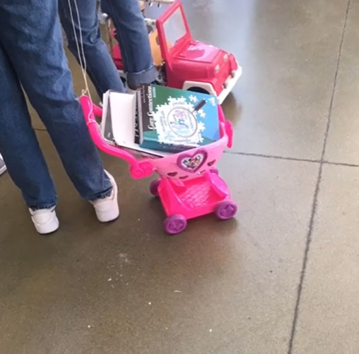 Students Can't Believe The Ridiculous US School Backpack Ban, Improvise With Random Household Items Students Can't Believe The Ridiculous US School Backpack Ban, Improvise With Random Household Items