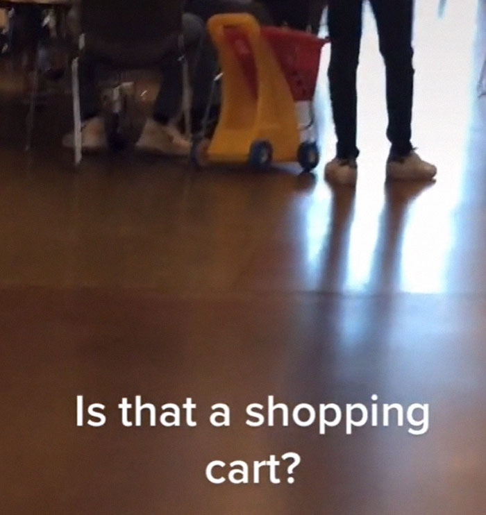 Students Can't Believe The Ridiculous US School Backpack Ban, Improvise With Random Household Items Students Can't Believe The Ridiculous US School Backpack Ban, Improvise With Random Household Items