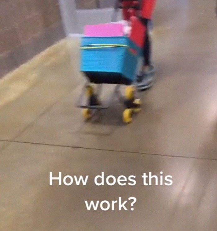 Students Can't Believe The Ridiculous US School Backpack Ban, Improvise With Random Household Items Students Can't Believe The Ridiculous US School Backpack Ban, Improvise With Random Household Items