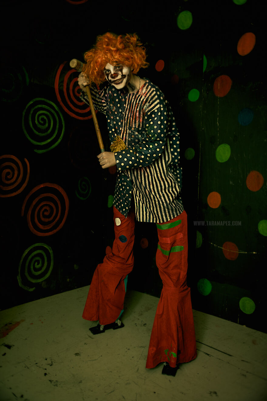 I Photographed Creepy Clowns In A Haunted House And The Results Are Terrifying
