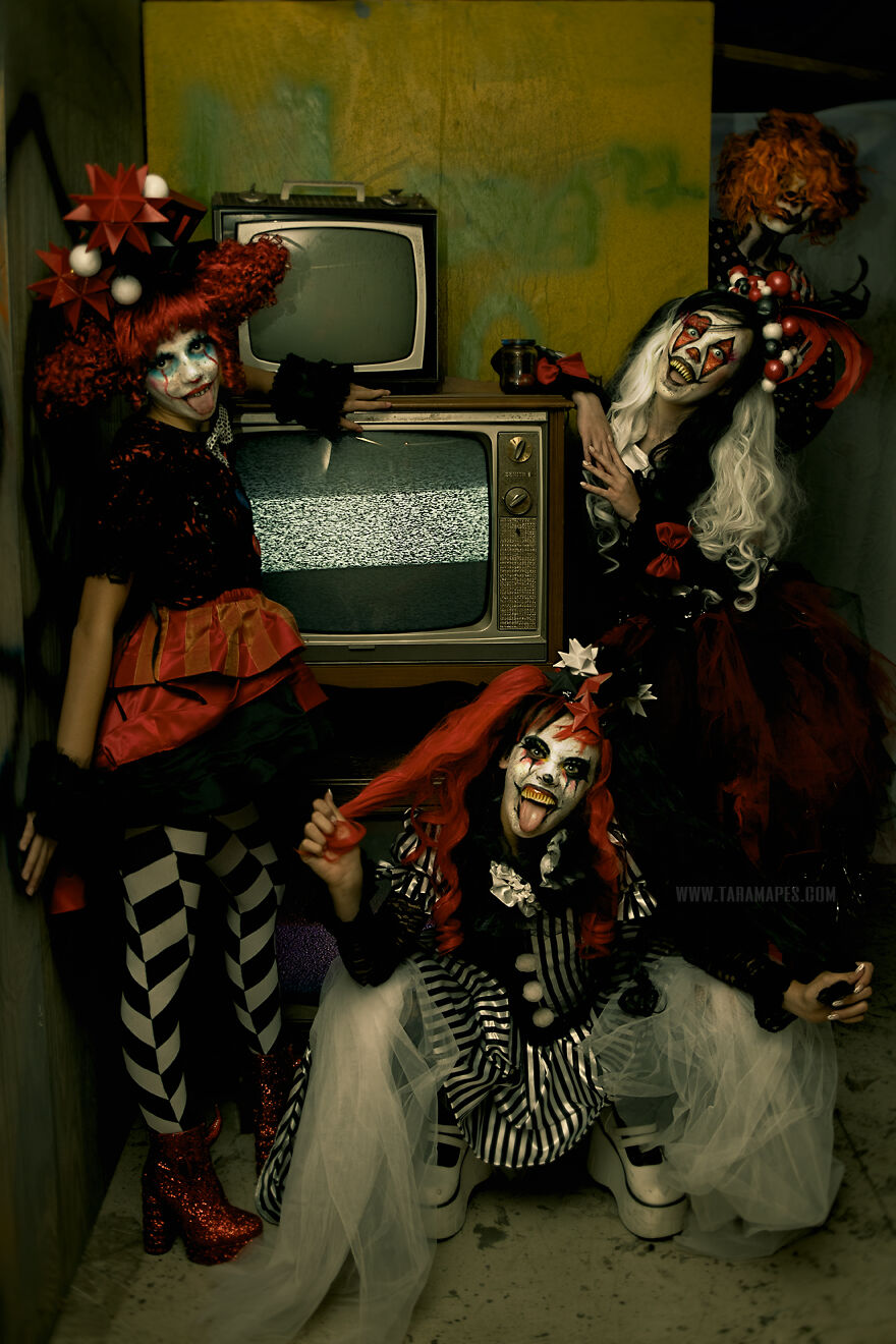 I Photographed Creepy Clowns In A Haunted House And The Results Are Terrifying