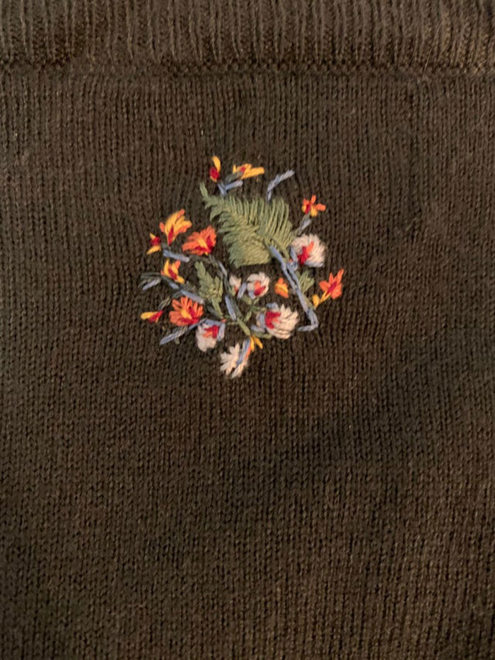 No sabía lo que estaba haciendo, pero conseguí arreglar mi suéter. Espero que alguien esté orgulloso de mí