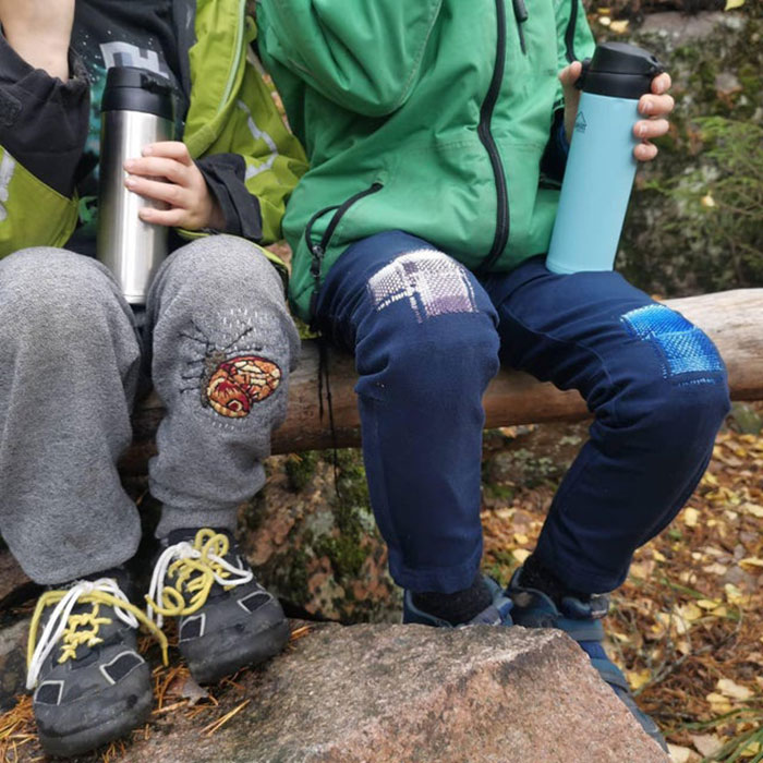 Mis hijos de paseo por el bosque con sus pantalones remendados