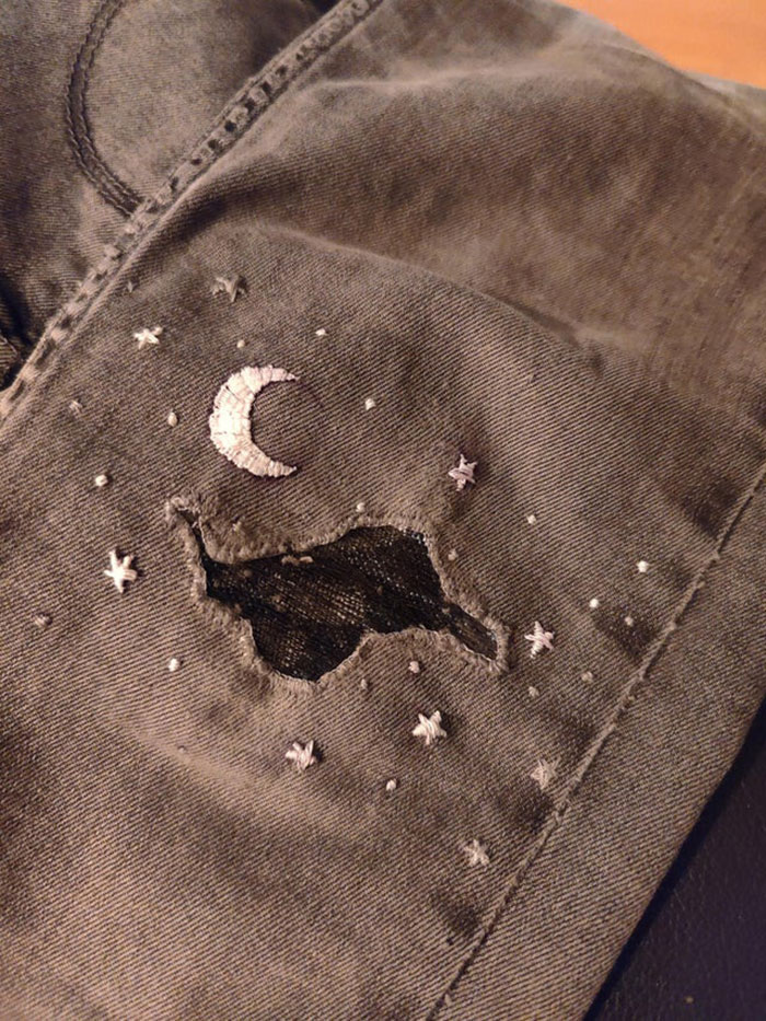 Mis pantalones siempre se rompen en el mismo lugar: la zona de la rodilla izquierda. Estos son mis favoritos así que me pareció que tenía que hacerles un remiendo bonito