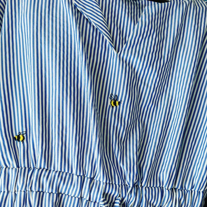 Hace un tiempo, bordé un par de abejas sobre mi vestido para cubrir unas manchas imposibles de quitar; gracias a eso aún puedo usarlo y me gusta mucho más que antes