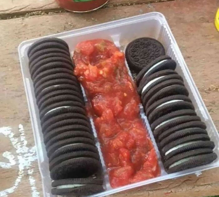 La mujer de mi amigo está embarazada. Tiene antojos de dulce y picante. Oreos y salsa