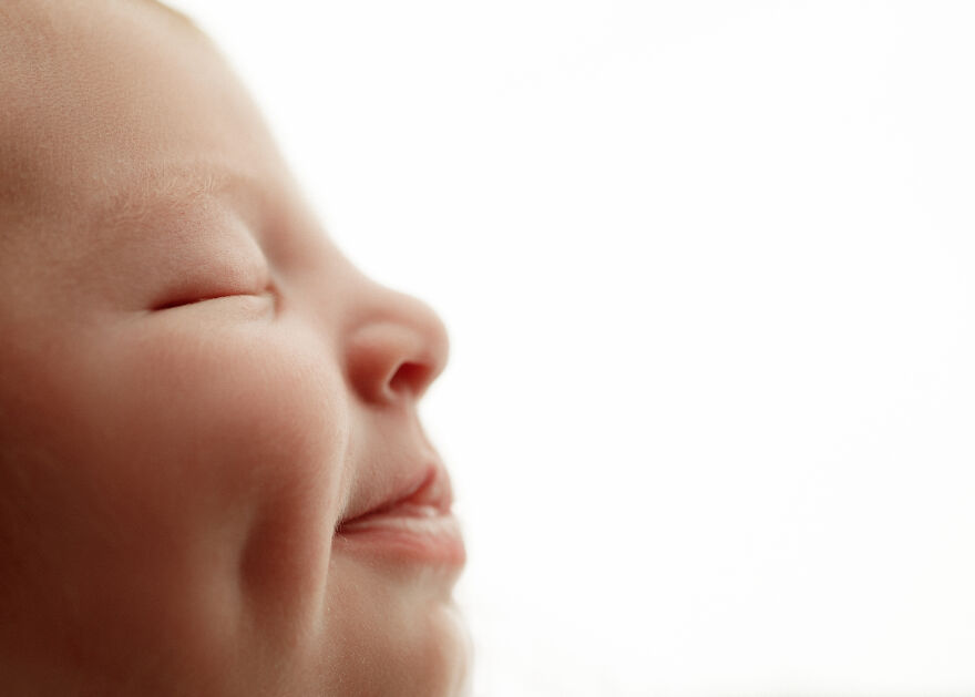 I Photograph Happy Newborns